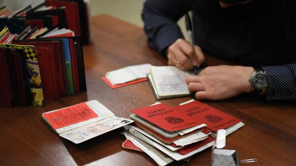 Оформление документов в пункте предварительного сбора граждан. Архивное фото - Sputnik Кыргызстан