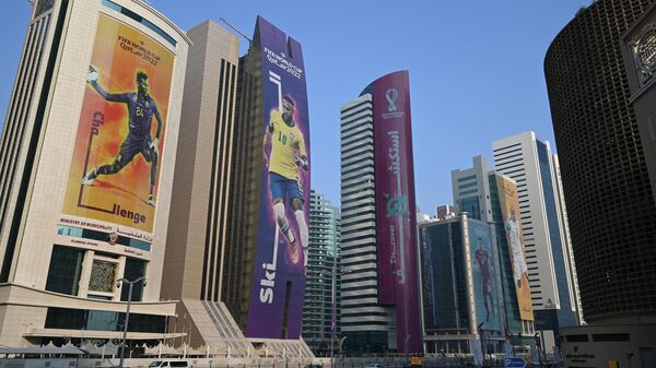Баннеры с изображением бразильского нападающего Неймара (справа) и голкипера Камеруна Андре Онана (слева) украшают здание в Дохе в преддверии чемпионата мира по футболу FIFA 2022. Архивное фото - Sputnik Кыргызстан