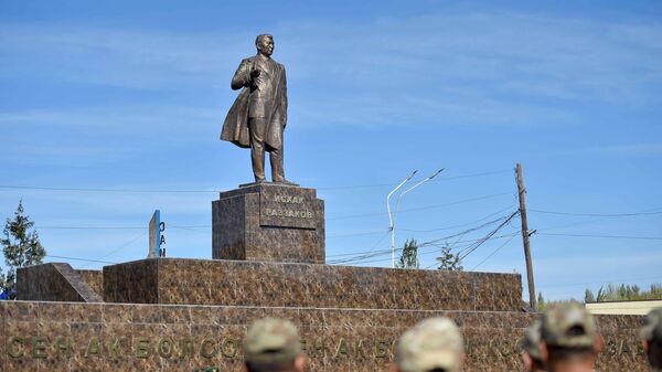 Церемония открытия памятника Герою КР Исхаку Раззакову в Раззакове - Sputnik Кыргызстан
