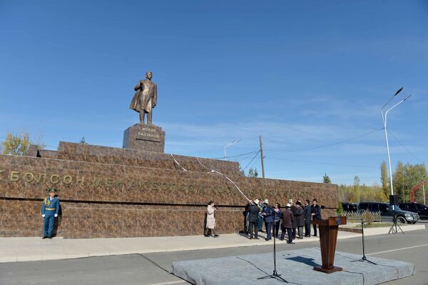 В городе Раззаков (Баткенская область) открыли памятник герою Кыргызстана, государственному деятелю Исхаку Раззакову - Sputnik Кыргызстан