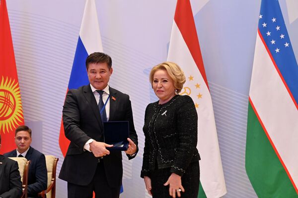 Накануне в Самарканде (Узбекистан) состоялась церемония награждения в рамках заседаний Межпарламентской ассамблеи СНГ - Sputnik Кыргызстан
