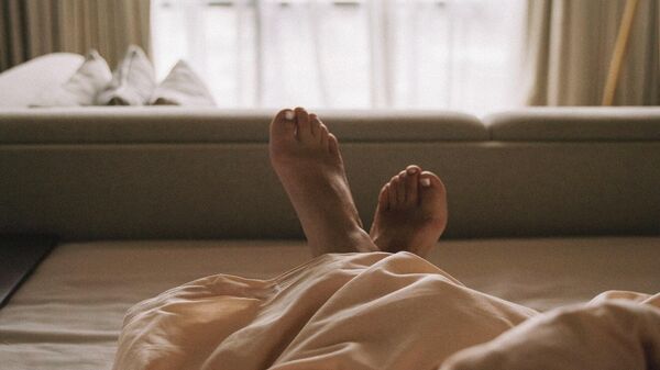 Нога девушки в постели. Иллюстративное фото - Sputnik Кыргызстан