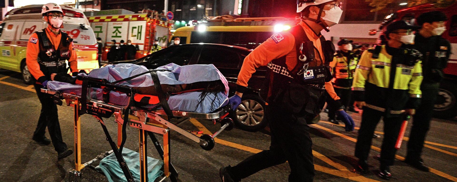 Спасатели увозят тело погибшего при давке во время празднования Хэллоуина в районе Итхэвон в Сеуле, Южная Корея. 30 октября 2022 года - Sputnik Кыргызстан, 1920, 30.10.2022