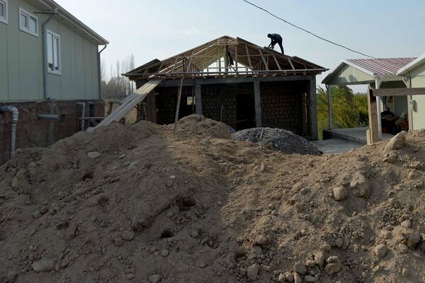 Жапарову также показали ход строительства домов в селе Максат Лейлекского района. - Sputnik Кыргызстан
