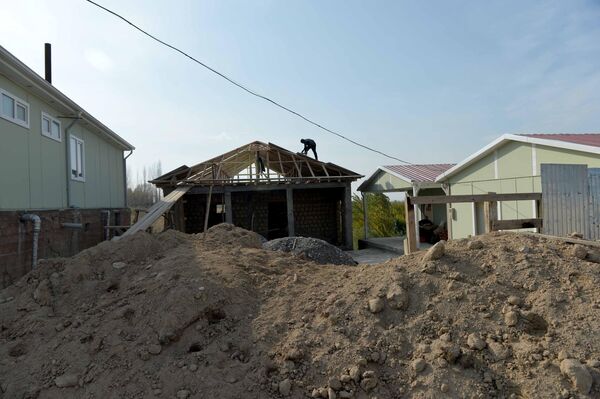 Жапарову также показали ход строительства домов в селе Максат Лейлекского района. - Sputnik Кыргызстан