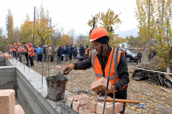Строительство жилых домов и социальных объектов в Баткенской области КР - Sputnik Кыргызстан