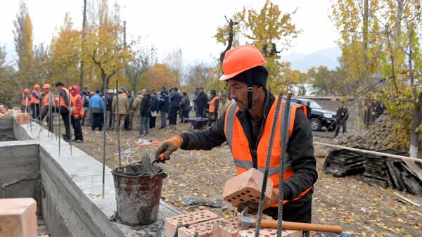 Строительство жилых домов и социальных объектов в Баткенской области - Sputnik Кыргызстан
