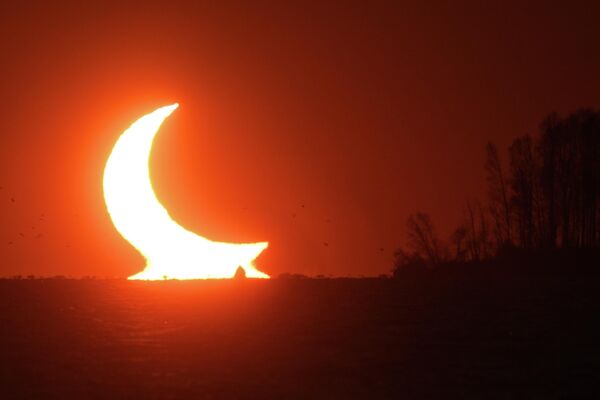 Частичное солнечное затмение, наблюдаемое на закате вблизи Новосибирска - Sputnik Кыргызстан