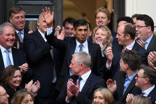 Новый лидер Консервативной партии и будущий премьер-министр Великобритании Риши Сунак возле штаб-квартиры партии в центре Лондона - Sputnik Кыргызстан