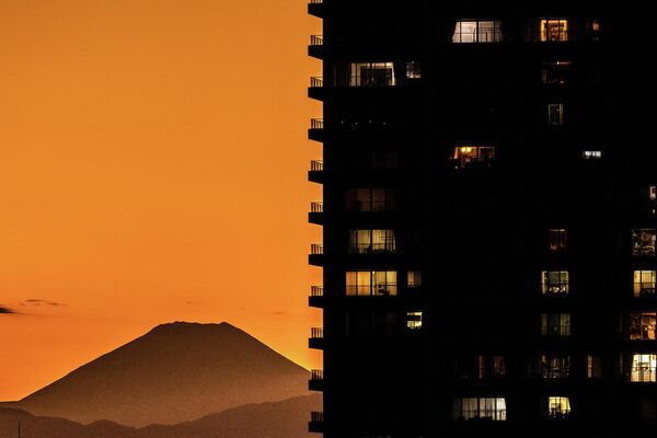 Гора Фудзи за жилыми домами в Токио - Sputnik Кыргызстан