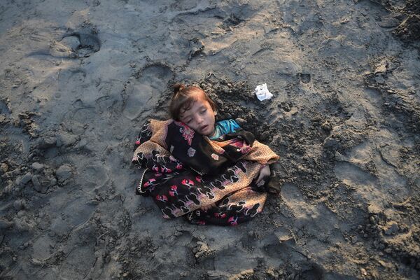 Девочка спит на пляже в Карачи (Пакистан) - Sputnik Кыргызстан