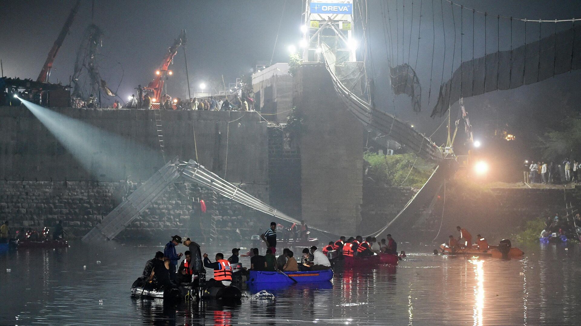 Спасатели проводят поисковые работы на месте обрушения моста в индийском штате Гуджарат. 31 октября 2022 года - Sputnik Кыргызстан, 1920, 31.10.2022