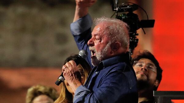 Избранный президент Бразилии Луис Инасиу Лула да Силва выступает перед сторонниками в Сан-Паулу - Sputnik Кыргызстан
