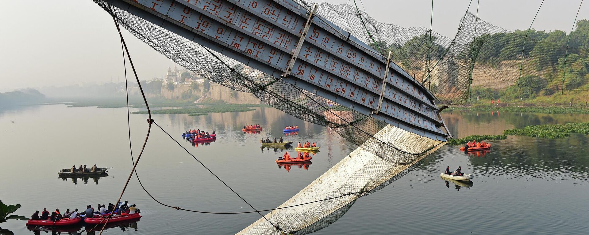 Обрушение моста в индийском штате Гуджарат - Sputnik Кыргызстан, 1920, 31.10.2022