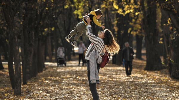 Девушка гуляет с ребенком в парке. Архивное фото - Sputnik Кыргызстан