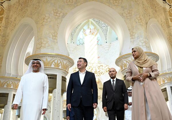 Президент Кыргызстана Садыр Жапаров в рамках рабочего визита в ОАЭ посетил мавзолей и мечеть шейха Зайеда в Абу-Даби - Sputnik Кыргызстан