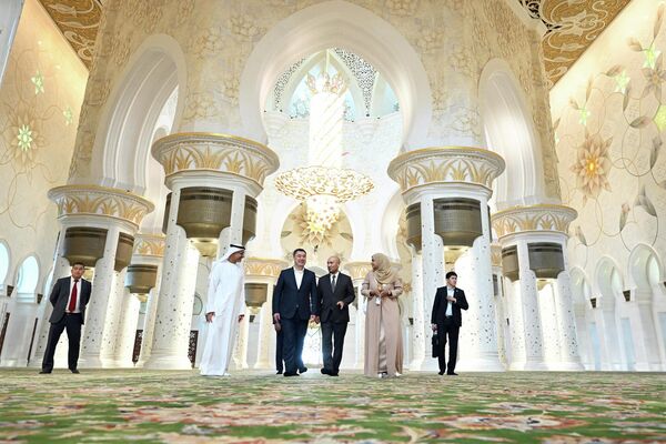 Жапаров осмотрел мавзолей, отдав дань уважения основателю и первому президенту ОАЭ шейху Заеду бин Султану Аль-Нахайяну - Sputnik Кыргызстан