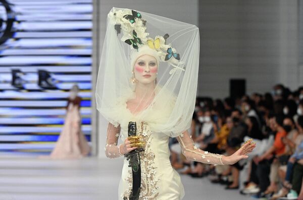 В столице Индонезии прошла Неделя моды Jakarta Fashion Week 2023 - Sputnik Кыргызстан