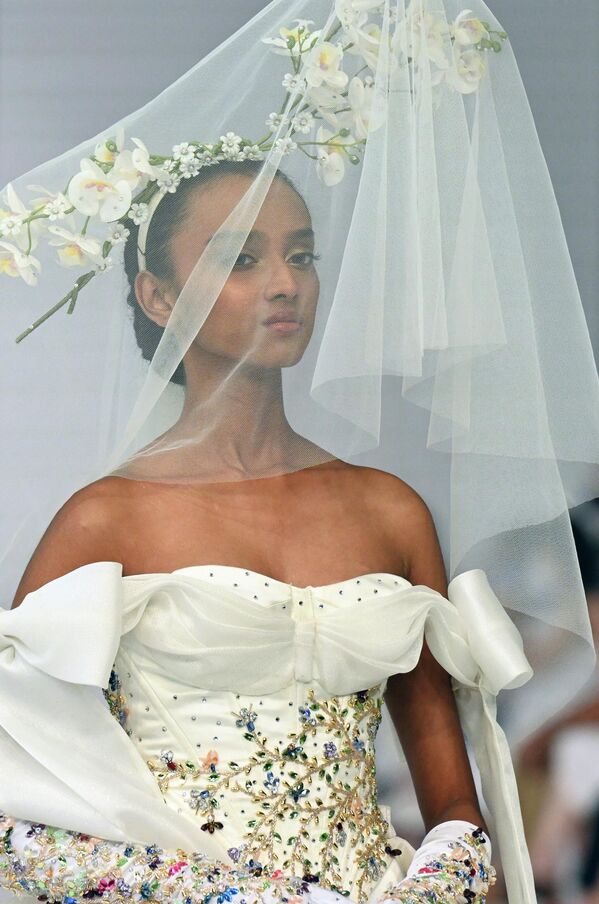Образ невесты с цветочной диадемой вызвал овации - Sputnik Кыргызстан