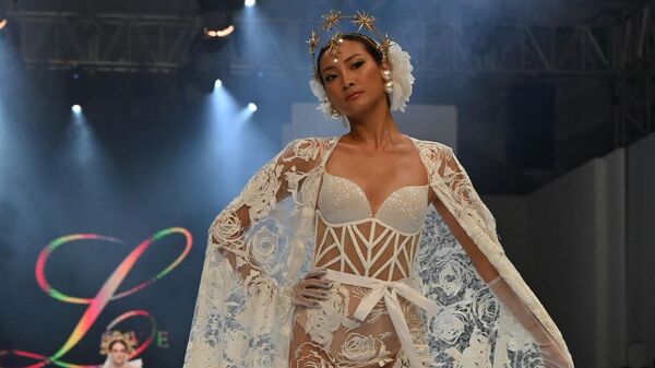 Модели во время модного показа коллекции дизайнера  Ivan Gunawan на Неделе моды в Джакарте  - Sputnik Кыргызстан