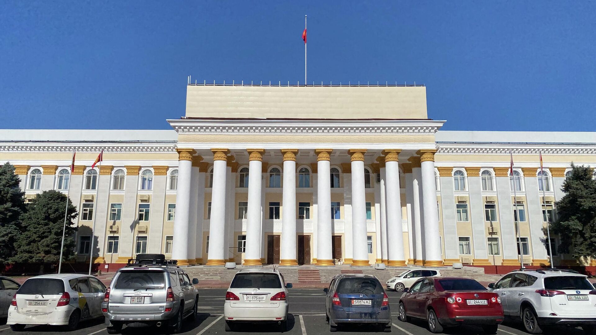 Здание правительства КР. Архивное фото - Sputnik Кыргызстан, 1920, 30.03.2023