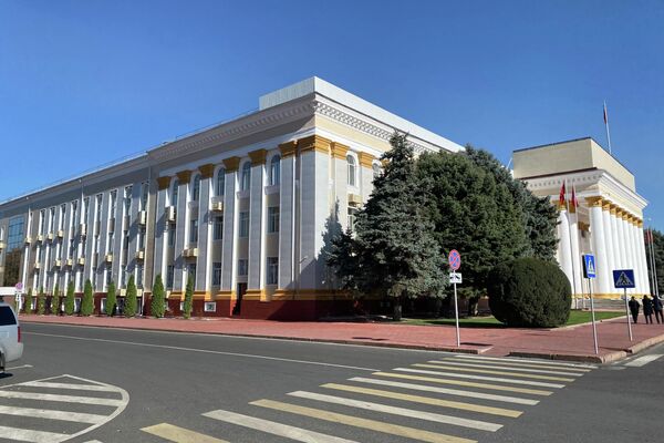 Дом правительства КР в Бишкеке обрел новый облик после реставрации - Sputnik Кыргызстан