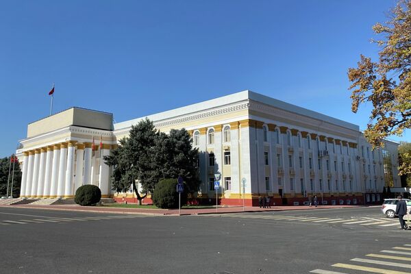 Здание было построено в 1960-х годах и является историческим памятником - Sputnik Кыргызстан