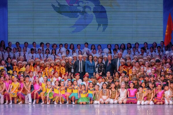 Напомним, что цель проекта — содействие культурному многообразию и создание условий фестивальных состязаний для талантливой молодежи в разных видах искусства, творчества, исполнительской деятельности, выявление и дальнейшая поддержка молодых лидеров этой сферы на крупных международных площадках - Sputnik Кыргызстан