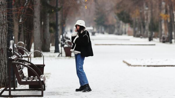 Девушка разговаривает по телефону в морозе. Иллюстративное фото - Sputnik Кыргызстан
