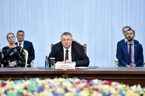 В свою очередь Оверчук подчеркнул, что две страны являются стратегическими партнерами и союзниками в Центральной Азии, а их сотрудничество носит многоплановый характер и отличается нацеленностью на развитие евразийских интеграционных процессов - Sputnik Кыргызстан