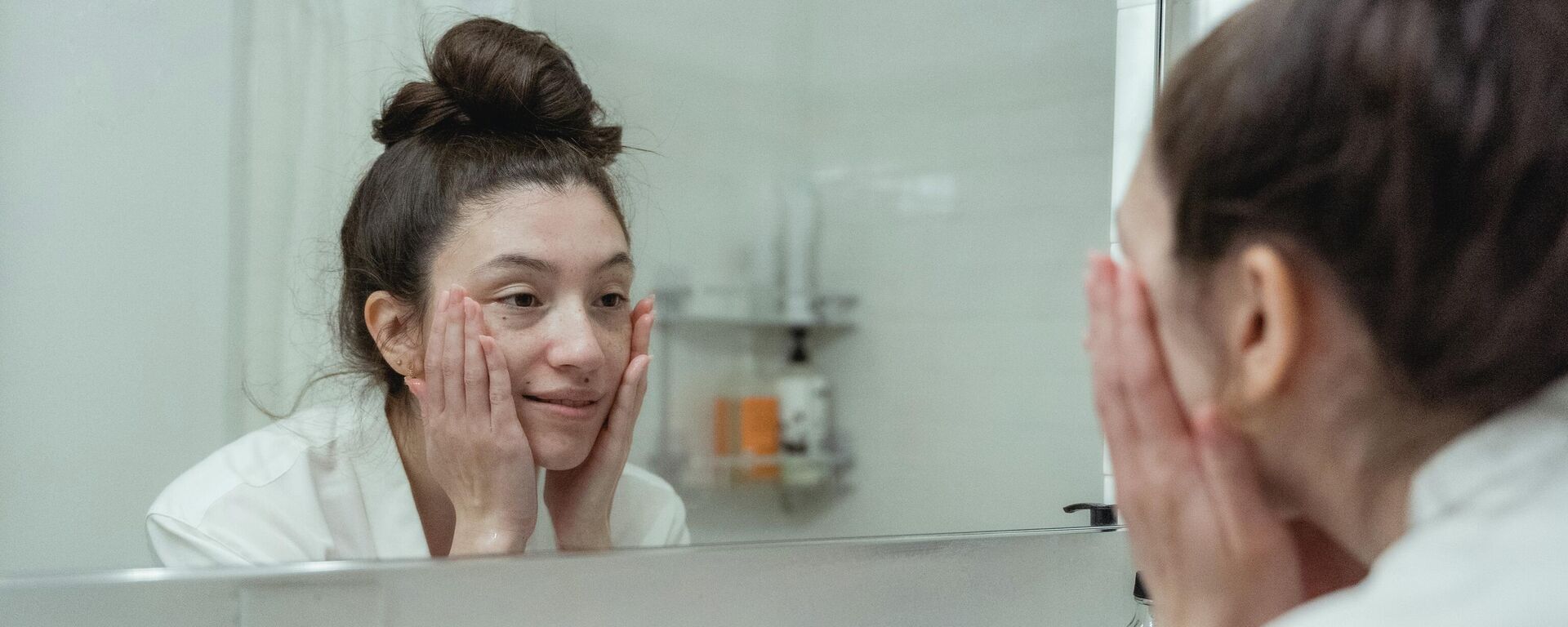 Девушка смотрится в зеркало в ванной. Иллюстративное фото - Sputnik Кыргызстан, 1920, 03.11.2022