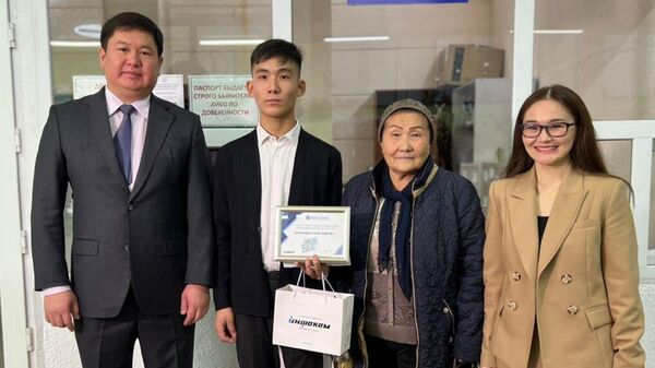 Выдача трехмиллионного биометрического паспорта в Бишкеке - Sputnik Кыргызстан