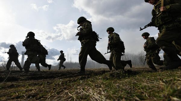 Военнослужащие МО России проводят спецоперацию во время активной фазы российско-белорусских учений тактических групп ВДВ - Sputnik Кыргызстан