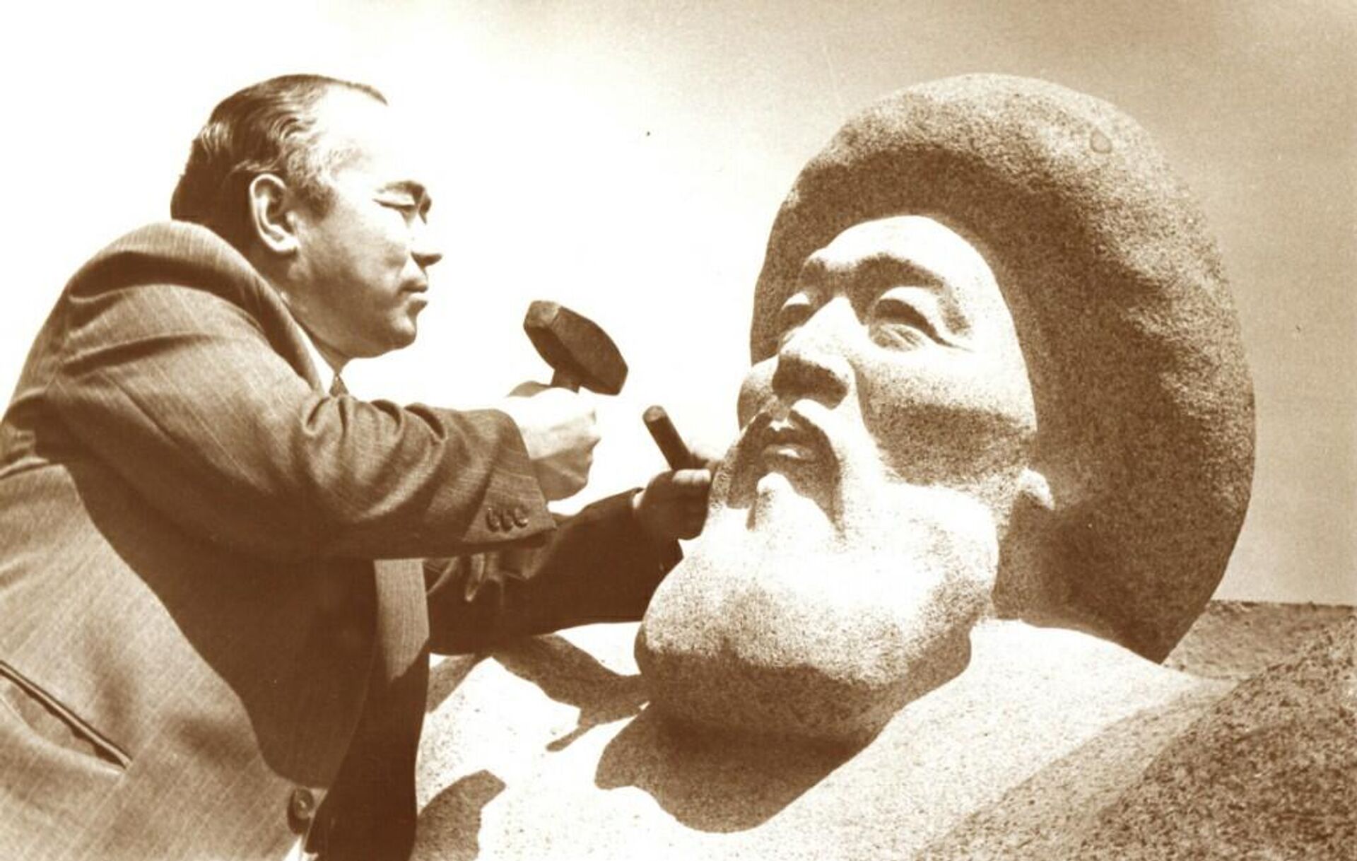 Народный художник СССР, лауреат Государственной премии имени Токтогула Тургунбай Садыков - Sputnik Кыргызстан, 1920, 13.11.2025