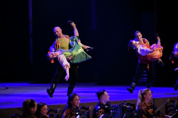 Артисты стремятся развивать и популяризировать русскую музыку, песню и танец в народно-сценическом жанре - Sputnik Кыргызстан