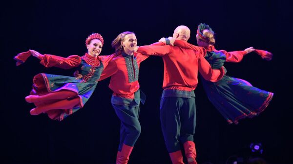 Артисты театра песни и танца из Санкт-Петербурга выступили в Бишкеке - Sputnik Кыргызстан