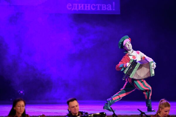 Это яркое шоу в сопровождении оркестра русских народных инструментов - Sputnik Кыргызстан