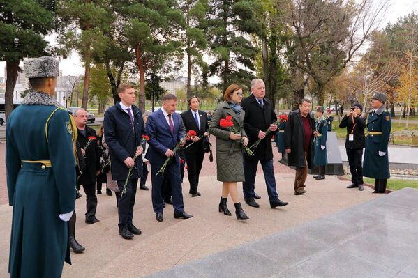 Российская делегация возложила цветы к памятнику блокадникам Ленинграда - Sputnik Кыргызстан