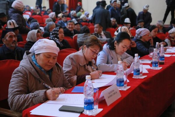 Из 500 делегатов были выбраны 30 человек для участия в первом Народном курултае, который состоится 25 ноября в Бишкеке - Sputnik Кыргызстан