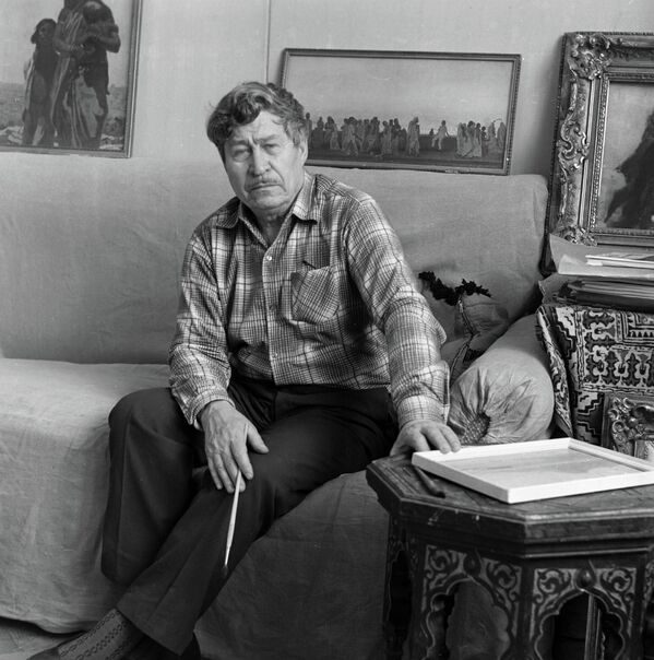 Семен Чуйков 1972-жылы &quot;У нас в Киргизии&quot; сүрөттөр цикли үчүн Токтогул атындагы мамлекеттик сыйлыкка татыган - Sputnik Кыргызстан
