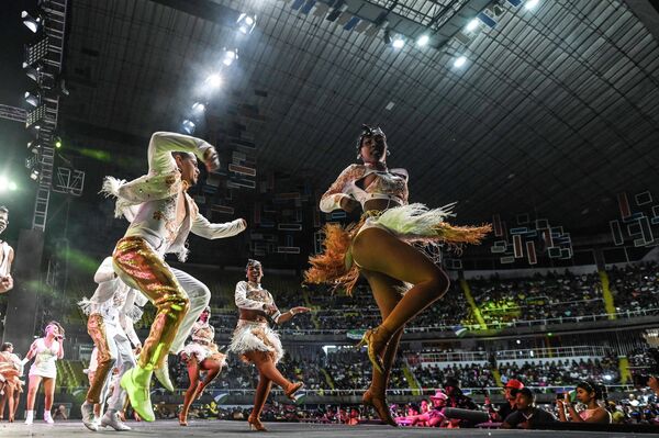 Танцоры выступают на 17-м Всемирном фестивале сальсы в Кали (Колумбия) - Sputnik Кыргызстан