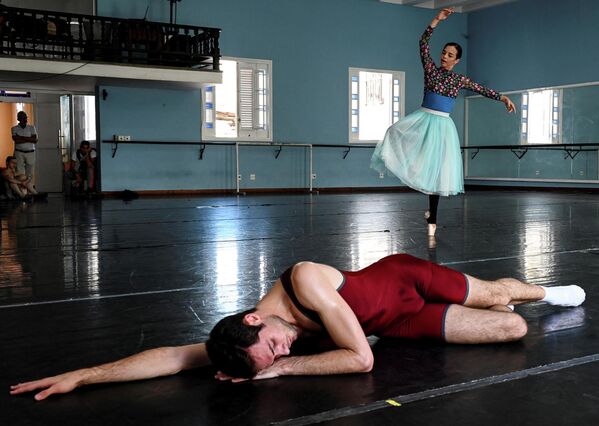 Итальянские артисты балета Якопо Тисси и Виенгсай Вальдес на репетиции &quot;Жизели&quot; в Гаване (Куба) - Sputnik Кыргызстан