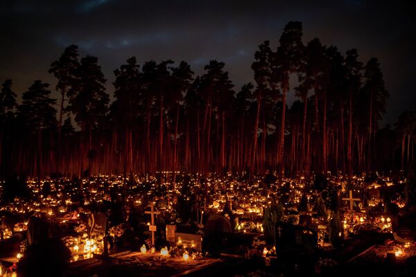 Свечи на кладбище в Вильнюсе (Литва) в День всех святых - Sputnik Кыргызстан