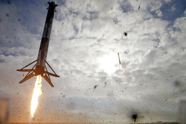 Боковые ускорители возвращаются на мыс Канаверал после запуска ракеты SpaceX Falcon Heavy  со спутником для разведки США - Sputnik Кыргызстан