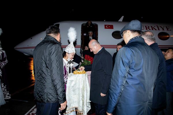 В аэропорту &quot;Манас&quot; турецкую делегацию встретили министр внутренних дел КР Улан Ниязбеков и министр чрезвычайных ситуаций Бообек Ажикеев - Sputnik Кыргызстан