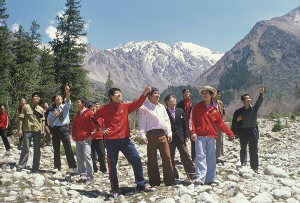 Туристы из Вьетнама в заповеднике Ала-Арча, 1979 год - Sputnik Кыргызстан