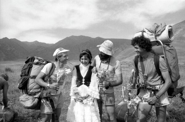 Тренировка альпинистов из Канады и СССР, иностранцы знакомятся с кыргызской девушкой, 1987 год - Sputnik Кыргызстан