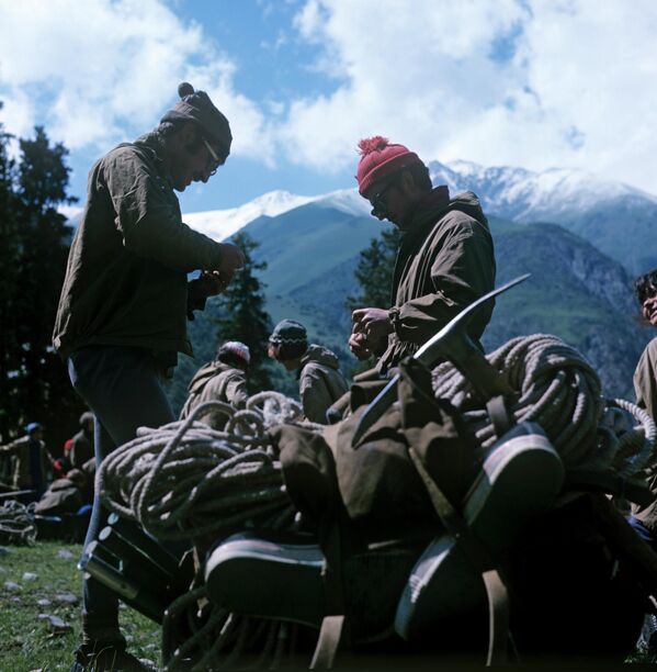 Альпинисты отдыхают после перехода через перевал, 1969 год - Sputnik Кыргызстан