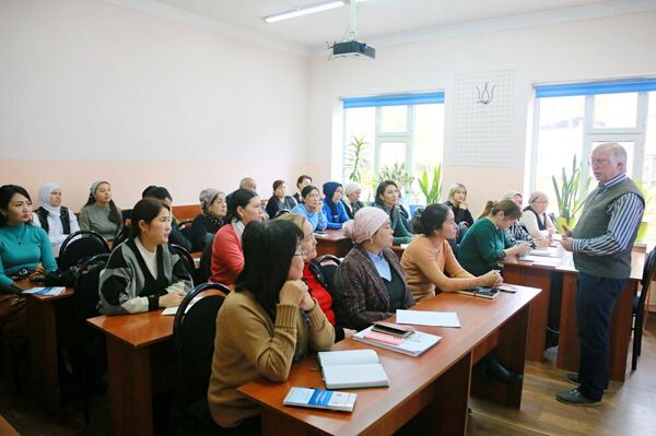 В Оше в рамках программы &quot;Петербургские встречи в Кыргызстане&quot; организованы мастер-классы для школьных учителей - Sputnik Кыргызстан
