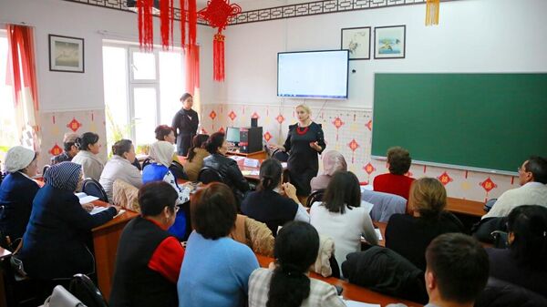 Мастер-классы для учителей школ в Оше в рамках программы Петербургские встречи в Кыргызстане - Sputnik Кыргызстан
